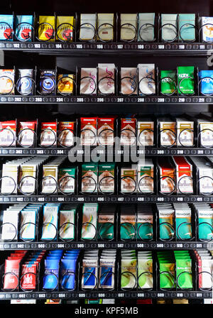 Une machine à Cigarette moderne avec diverses brnads de cigarettes sur l'affichage pour la vente Banque D'Images