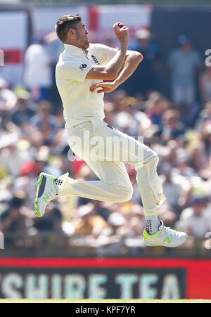 L'Angleterre Craig Overton bols pendant deux jours des cendres test match au WACA Ground, Perth. Banque D'Images