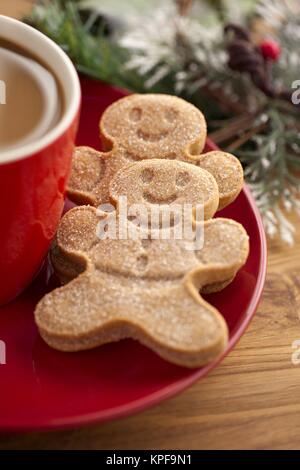 Gingerbread cookies dans sa soucoupe Banque D'Images