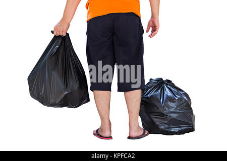 La section basse de jeune homme transportant des sacs poubelles isolé sur fond blanc Banque D'Images