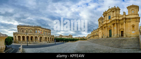 Vue panoramique de la cathédrale de Noto, l'exemple de l'architecture baroque, Sicile, Europe Banque D'Images