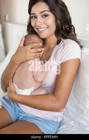 Belle mère holding newborn baby in arms Banque D'Images