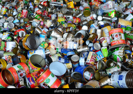 Bin plein de boîtes de conserve vides pour le recyclage dans le lac Pleasant, NEW YORK USA Banque D'Images