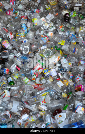 Bin plein de bouteilles en verre clair utilisé pour le recyclage dans le lac Pleasant, NEW YORK USA Banque D'Images