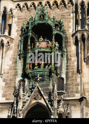 St Peters Tower Glockenspiel sur avant du nouvel hôtel de ville Rathaus Munich Marienplatz Bavaria Allemagne UE Banque D'Images