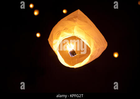 Papier de riz lancement montgolfières pendant festival à Zagreb, flottant lanter Banque D'Images