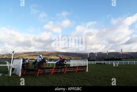 Coureurs et cyclistes dans le Handicap Catesby Course de haies au cours de la première journée de la réunion internationale à l'Hippodrome de Cheltenham. Banque D'Images