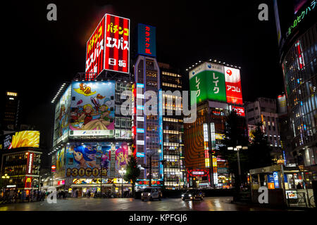 TOKYO, JAPON - 15 octobre 2017. Vue sur la ville du quartier de Shinjuku à Tokyo. La région est un espace d'animation commerciale avec beaucoup de lumières dans la nuit Banque D'Images