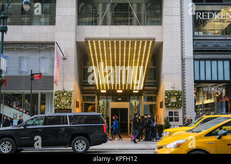 Le Langham Place pendant la saison de vacances sur la Cinquième Avenue, New York, USA Banque D'Images