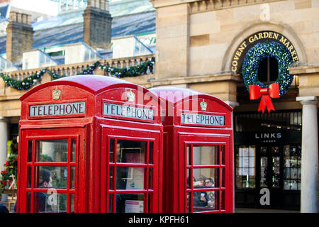 Londres, Royaume-Uni - 12 décembre 2017 : cabines téléphoniques rouges emblématiques sur Covent Garden. Banque D'Images