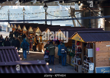 Londres, Royaume-Uni - 12 décembre 2017 : Les gens aiment Marché de Noël situé le long de la Tamise sur Southbank à Londres, au Royaume-Uni. Banque D'Images