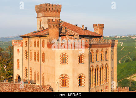 Le château de Barolo, Piémont, Italie du Nord, avec coucher du soleil doré de lumière. Banque D'Images