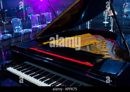 Poutres feux sur scène avec piano et instruments de musique Banque D'Images