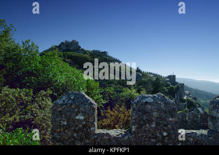 Vue sur les murs et les tours de la ville médiévale de Château des Maures, comme vu de l'autre partie du château, situé dans les montagnes près de la ville de Sintra, Portugal. Le rainurage Banque D'Images