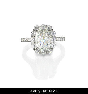 Grand coussin de carat de diamants à facettes coupe mariage bague de fiançailles en diamants étincelants Banque D'Images