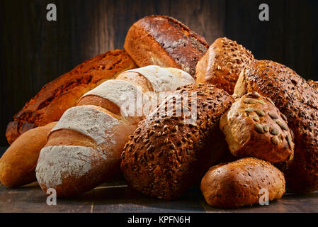 La composition avec variété de produits de boulangerie sur table en bois Banque D'Images