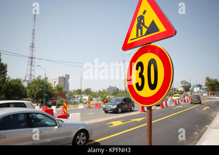 La construction de routes de l'avant panneau d'avertissement Banque D'Images
