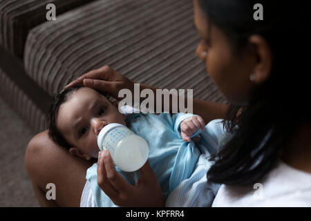 Moment de l'alimentation de bébé Banque D'Images