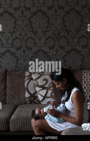 Moment de l'alimentation de bébé Banque D'Images