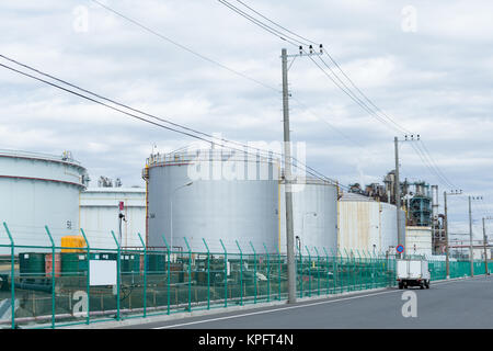 Réservoir de stockage de carburant en ville industrielle Banque D'Images