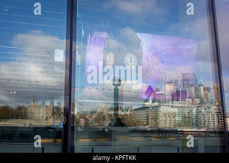 Avec l'horizon de la ville au loin, une nouvelle année d'artifice apparaît sur un écran de l'intérieur de l'Hôtel de Ville sur la rive sud, le 14 décembre 2017, à Londres, en Angleterre. Banque D'Images