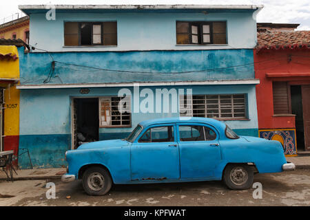 L'ère des années 50 et de voitures anciennes scène de rue à partir de la Vieille Havane, La Havane, Cuba Banque D'Images