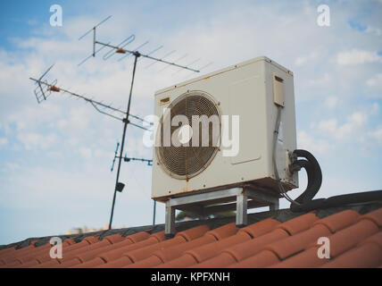 Antenne TV et climatisation sur le toit de la vieille maison. Banque D'Images