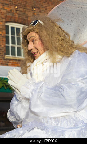 Ange priant, que les anges les rues de parade pour vos réceptions les visiteurs du festival de Noël victorien, Portsmouth, Hants Royaume-uni en Décembre Banque D'Images