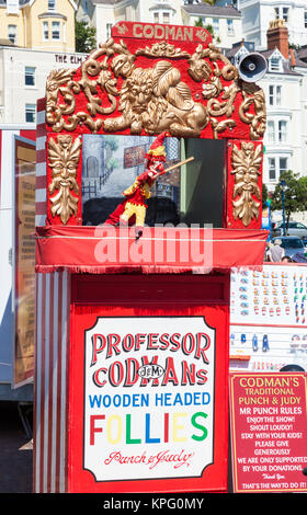 punch et judy llandudno wales les enfants regardent un spectacle traditionnel de punch et de judy avec des marionnettes sur la promenade llandudno gwynedd au nord du pays de galles Banque D'Images