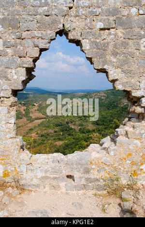 Vue à travers le mur donnant sur le château brisé Bueges Valley dans l'Herault, France Banque D'Images