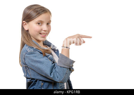 Petite fille avec son doigt, isolé sur fond blanc Banque D'Images