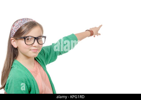 Petite fille avec des lunettes, en pointant son doigt,sur fond blanc Banque D'Images