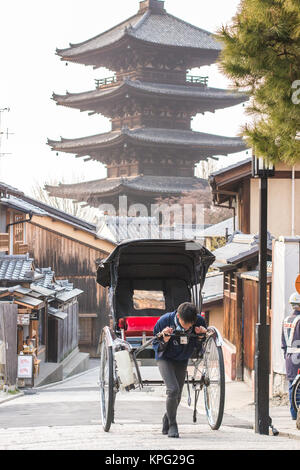 Kyoto, Japon - 25 février 2014 - tirée en rickshaw dans Sannen Zaka street et la Pagode Yasaka à pas au coucher du soleil à Kyoto, Japon Banque D'Images