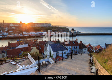 Coucher de soleil depuis les 199 marches à Whitby. Banque D'Images