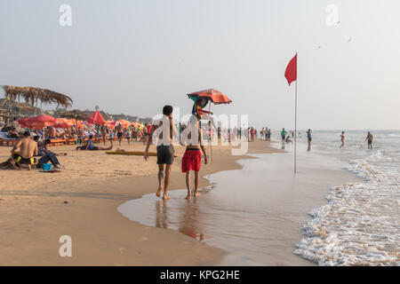 Les touristes et des baraques sur la plage de Calangute, Goa Banque D'Images