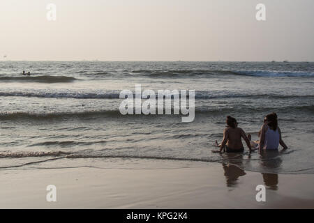 Les touristes appréciant dans les eaux à la plage de Calangute, Goa Banque D'Images