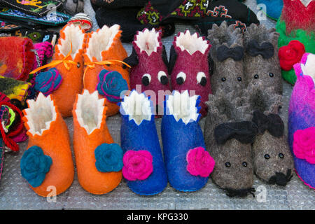 Chaussons de laine colorée à la main ou des chaussures à vendre à street à Tbilissi, Géorgie, l'Europe. Banque D'Images