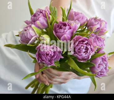 Bouquet de fleurs dans les mains de la femme Banque D'Images