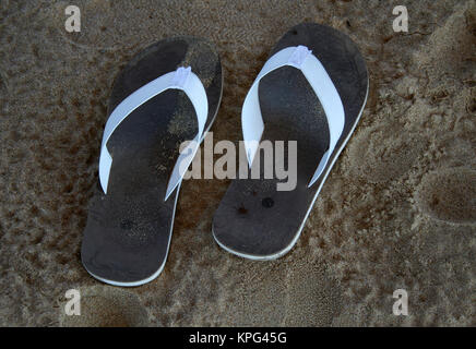 Mozambique, près d'une paire de tongs sur une plage de Ponta do Ouro Banque D'Images