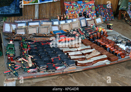 Au Mozambique, de bibelots et de jouets traditionnels en vente sur une plage de Ponta do Ouro Banque D'Images