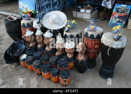 Le Mozambique, tambours traditionnels bongo et de bibelots à vendre sur une plage de Ponta do Ouro Banque D'Images