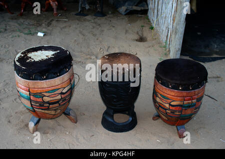 Le Mozambique, bongo traditionnel batterie en vente sur une plage de Ponta do Ouro Banque D'Images