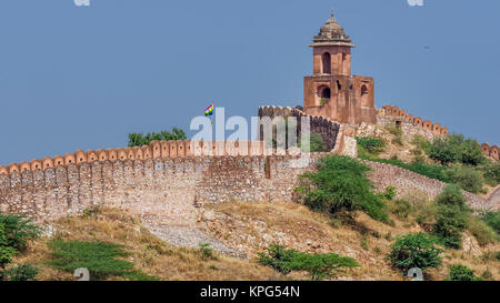 Murs de défense avec drapeau indien dans le vent, Fort Amber, Amer, Jaipur, Rajasthan, Inde Banque D'Images