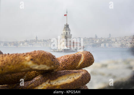 Bagel turc et tour de la jeune fille ; kiz kulesi à symboles d'istanbul Bosphorus Istanbul Banque D'Images