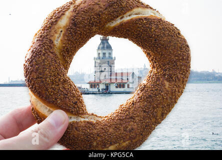 Bagel simit turc et demoiselles tour à Istanbul TURQUIE Banque D'Images