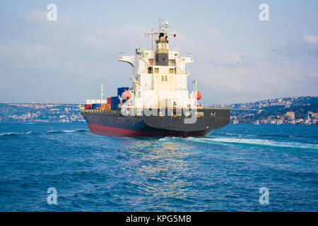 Poupe d'un grand pétrolier cargo sur la route à détroit du Bosphore sur la mer Noire turc eau Banque D'Images