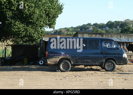 Le Mozambique, bleu mini van garé devant les étals du marché de Ponta do Ouro Banque D'Images