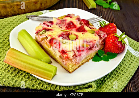 Gâteau fraise-rhubarbe crème serviette verte Banque D'Images