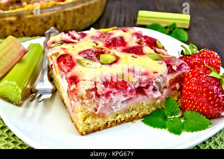 Fraise-rhubarbe tarte à la crème sur la table Banque D'Images