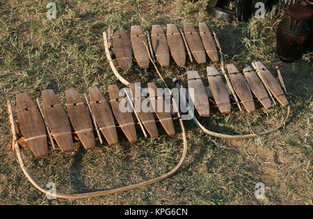 Le Mozambique, en bois collectible handcarved traditionnels instruments de musique en vente à Ponta do Ouro Banque D'Images